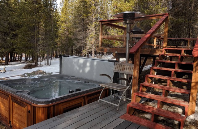 Cabin On Crescent Creek, Hot tub, Endless trails, bring horses, we have corrals!