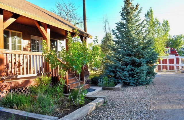 Cabin on the Farm -Pool - Hot Tub -Breakfast -Quiet Side of Zion -Near Bryce NP