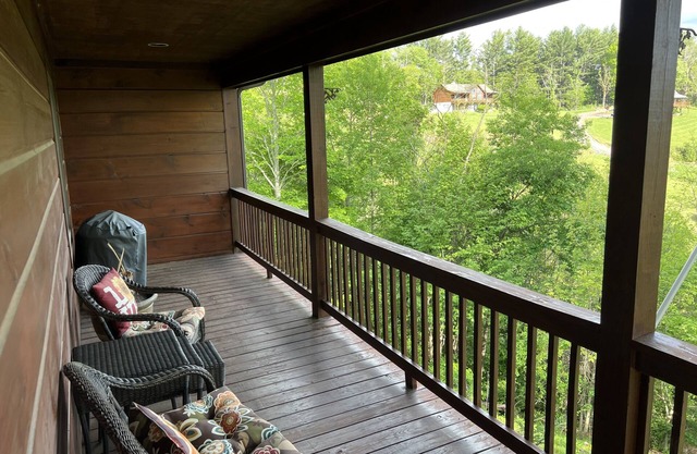 Cabin on topof the mountain great views hot tub game room and more!
