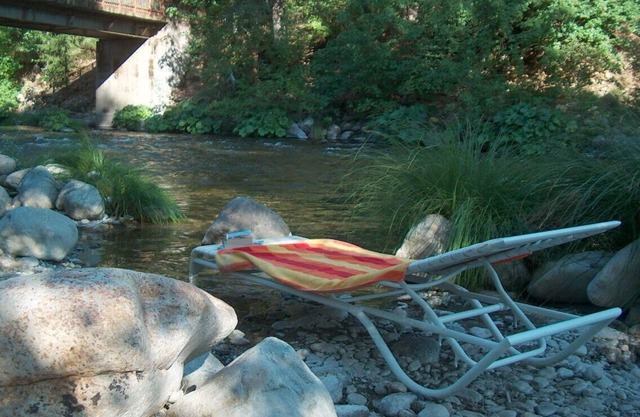 Cabin on Upper Sacramento River - River Access and Beach