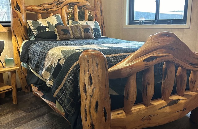 CABIN RETREAT-Great HUNTING LODGE! Escape the heat. 3 story treehouse! Hot tub!
