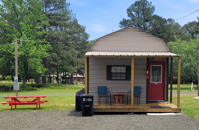 Cabin Sleeps 4 to 6 Just minutes from Lake Sam Rayburn