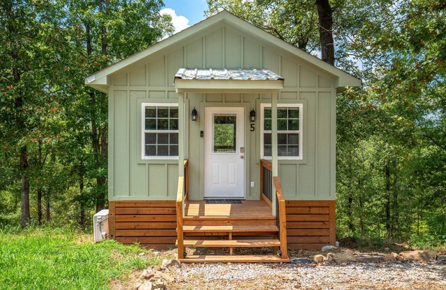 Cabin #5 @ Rock Creek Cabins! King Bed, Great Porch, Nice Views, Pet Friendly!