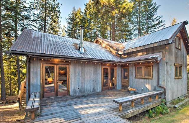 Cabin w/ Hot Tub: 14 Miles to Leavenworth!