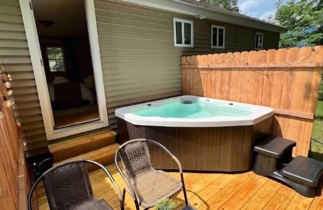 Cabin W/Private Hot tub~Pet Friendly Near Loon mtn,Waterville & Owls nest Resrt!