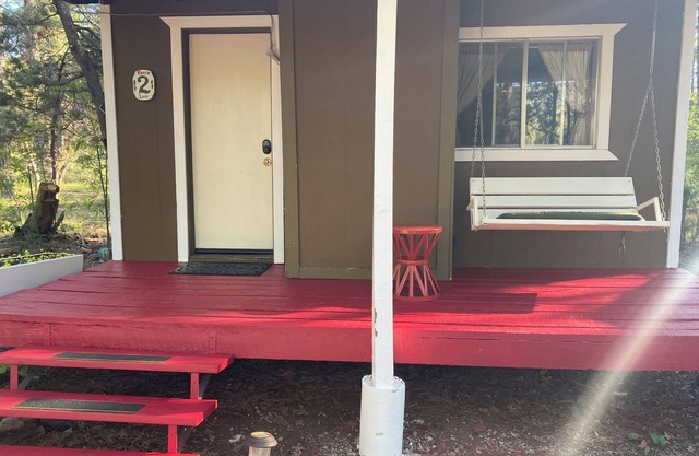 Cabin with 2 beds, Fireplace, Kitchen, Porch Swing