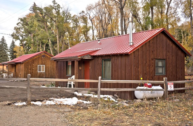 Cabin with Full Kitchen at Four Seasons Lodge