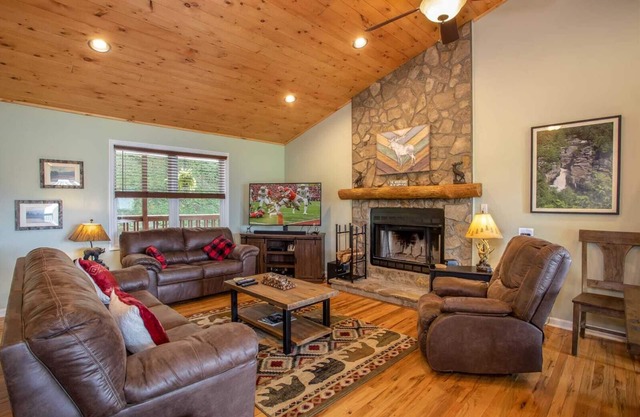 Cabin with Modern Amenities & Rustic Charm