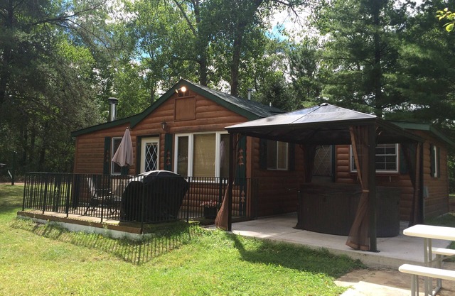 Cabin with outdoor hot tub and view of Second Lake!