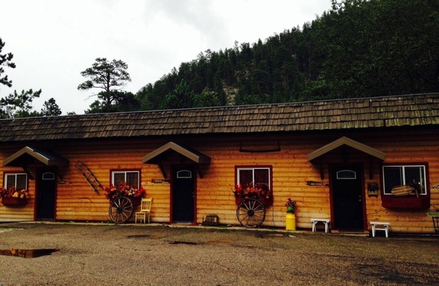 Cabin with private balcony and hot tub 5 min to Estespark and on the river