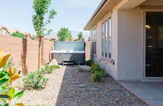 Cactus Rose | 5 Br Multi-Suite home | Private Hot Tub | Heated Pool