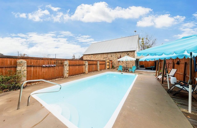 Cactus Rose Cottage w/pool in the heart of Highland Lakes!