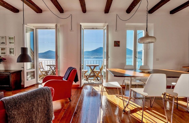 Cadebei 1. Stunning lake view in the charming, quiet hamlet of Gonte.n