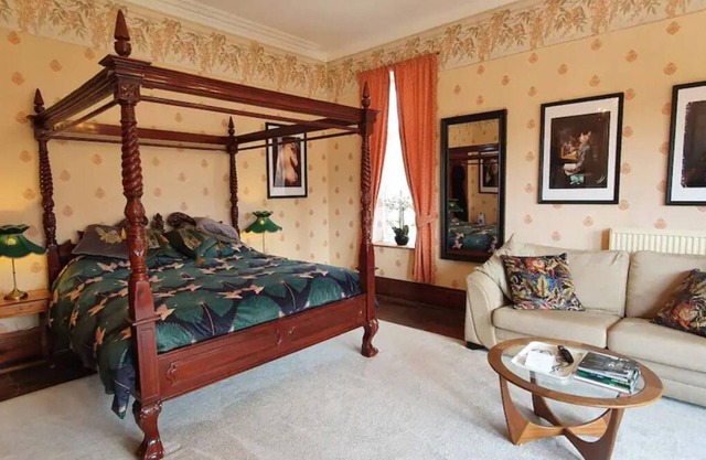 Cader suite at PenYcoed Hall incl Luxury Hot Tub