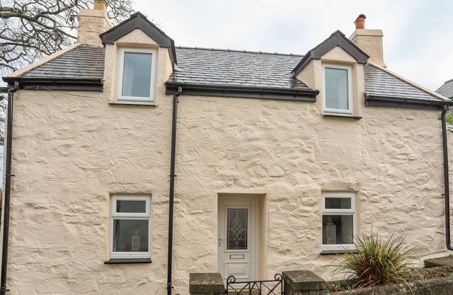 CAE-BERLLAN, pet friendly, character holiday cottage in Nefyn
