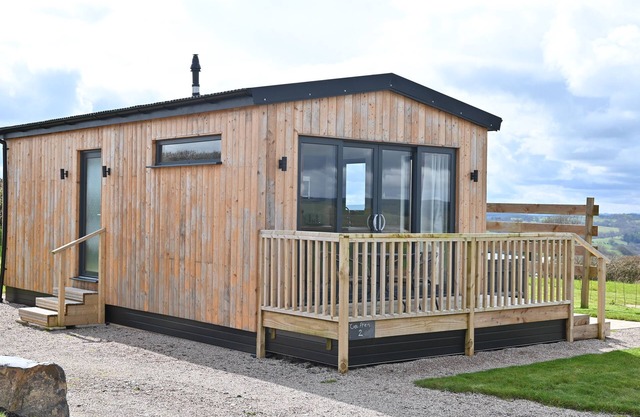 CAE DAFADD, romantic, with hot tub in Llanfair Caereinion