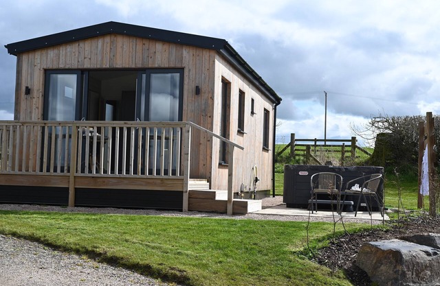 CAE PREN, romantic, with hot tub in Llanfair Caereinion