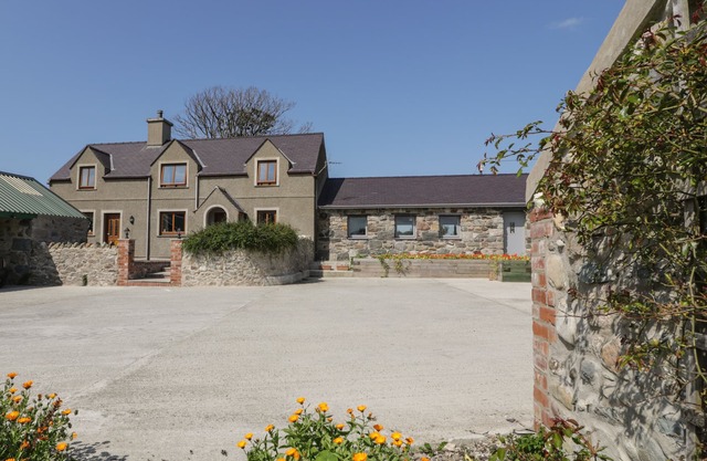 CAER MOEL, family friendly, character holiday cottage in Caernarfon