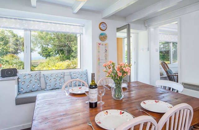 Caerau Isaf, Holiday Home Aberfelin Bay, Sleeps 4, 4 bedrooms, bathrooms