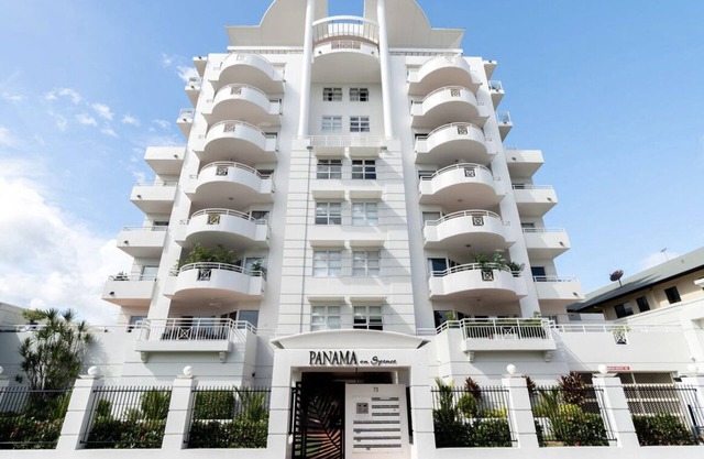 Cairns inner-city apartment walking distance to waterfront bars and restaurants
