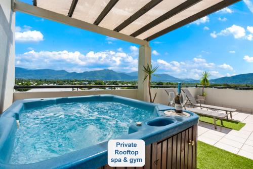 Cairns Penthouse - Private Rooftop Outdoor Gym, Spa & TV Area with Sunset & Mountain Views
