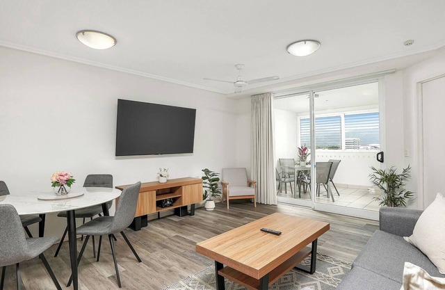 Cairns Skyline Chic Seaside Stay with Rooftop Pool