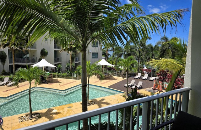 Cairns Tropical Reefside Family Apartment
