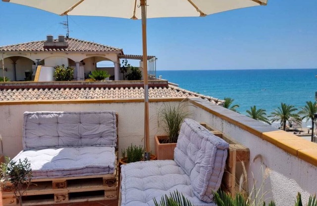 Calafell Beachfront Escape. Spacious Attic with Rooftop Terrace and Pool.