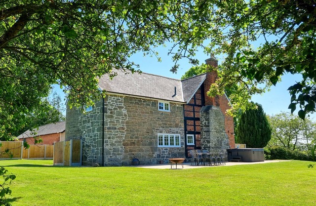Calcot Farmhouse - a beautiful farmhouse that sleeps 8 guests in 4 bedrooms