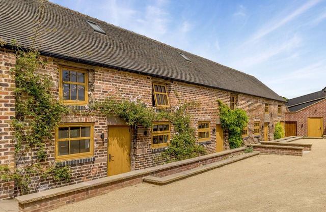 Caldon Barn - Four Bedroom House, Sleeps 8