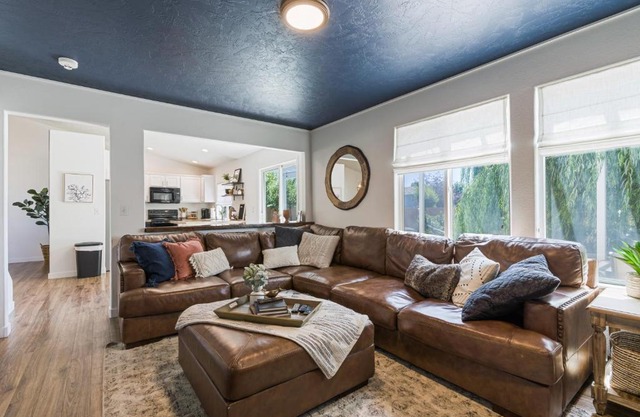 Caldwell Lux Getaway! Large Family Friendly Home