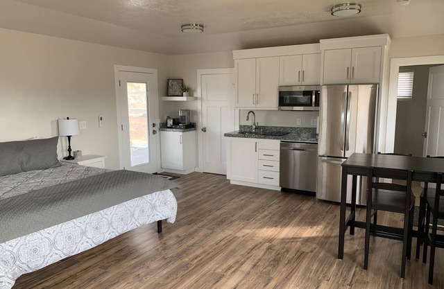 Calf Creek Cottage- clean home with beautiful views!