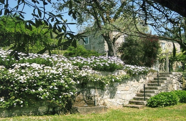 Calheiros: Rural house with swimming pool and romantic garden, near Ponte de Lima