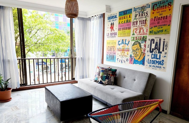 Cali, Colombia, spacious and cool apartment with parking/ wifi
