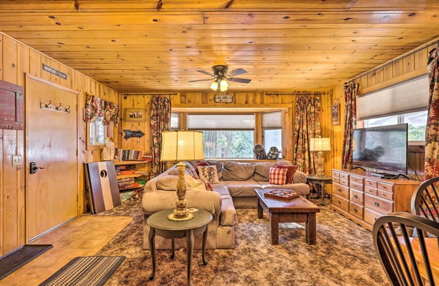 California Retreat w/Deck, Fire Pit & Grill!