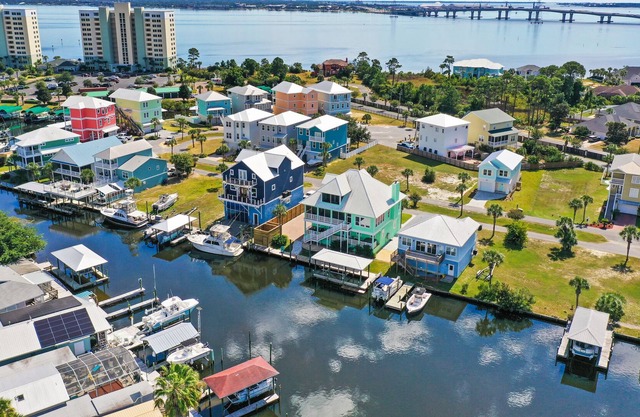 Calling all Boaters and Furry Friends! Sleeps 14! Boat Slip Available - HOT TUB!