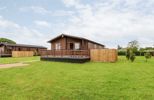 CALLOW LODGE 15, pet friendly, with pool in Beaconsfield Holiday Park