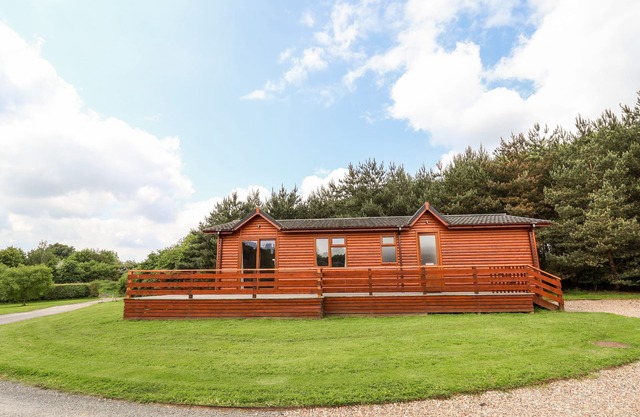 CALLOW LODGE 5, pet friendly, with pool in Beaconsfield Holiday Park