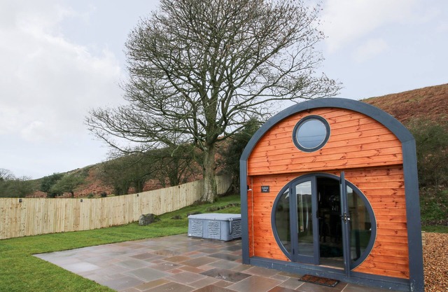 CALLOW POD, pet friendly, character holiday cottage in Chirbury