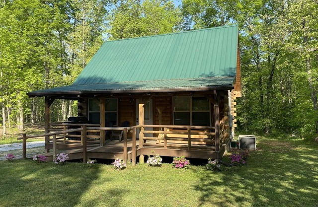 Calming Cabin: Peaceful | Country Chic | Hikes, Waterfalls, The Caverns Nearby