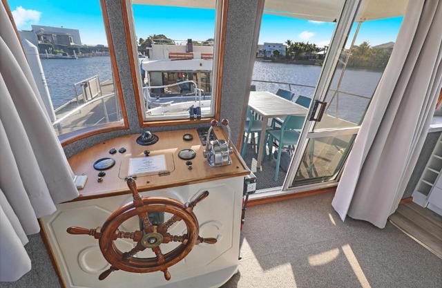 Caloundra Houseboats