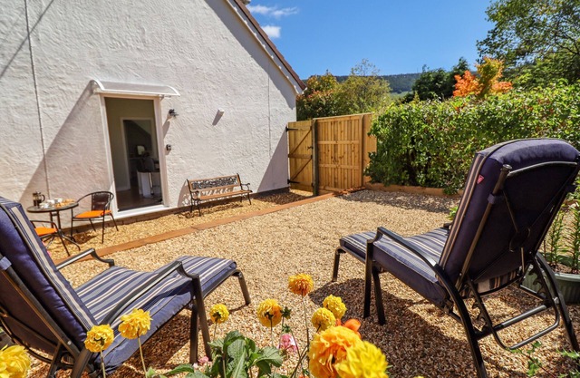 CAM O'R FECHAN ANNEXE, romantic, with a garden in Llangollen