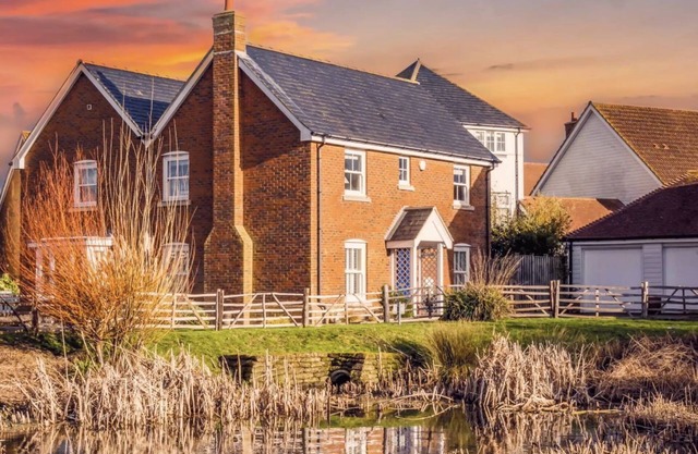 Camber Beach House - a cottage that sleeps 6 guests in 3 bedrooms