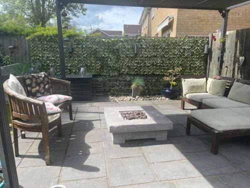 Camberley Retreat With Paws and Parking