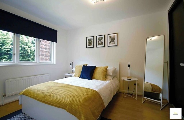 Camberley/Sleeps 8/Next to Hospital w/Parking