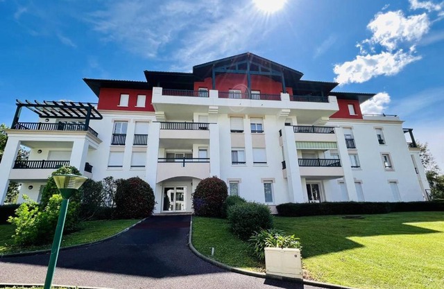 Cambo-les-Bains: T3 Moderne avec Terrasse, Parc, Piscine, Parking, et Internet - 4 Couchages - FR-1-495-20