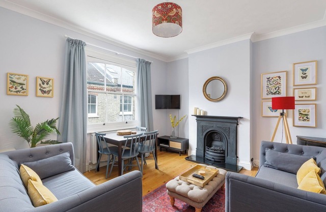 Cambridge Grove- Cosy two bed Mews - with parking