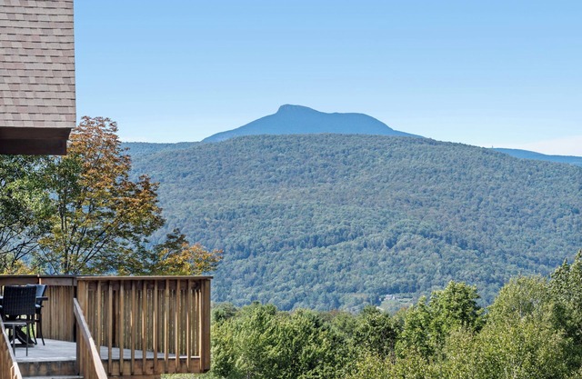 Camel's Hump View Ski House - 10 miles to Stowe!