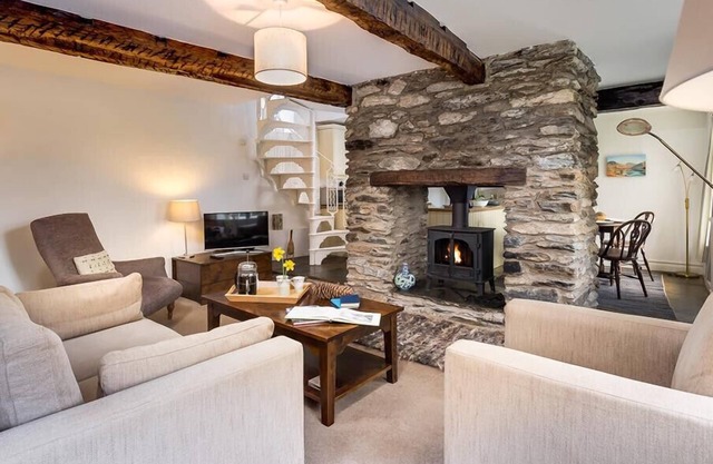 CAMELLIA COTTAGE, pet friendly, with open fire in Crook