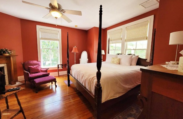 Camellia Rose Inn- Luxury King Room Briar Rose